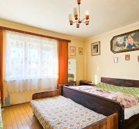 PREDAJ - 4 izbový rodinný dom, Kráľov Brod - Spálňa v rodinnom dome s posteľou, závesmi a dekoráciami na stenách.