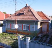 PREDAJ - 4 izbový rodinný dom, Kráľov Brod - Rodinný dom v Kráľovom Brode s červenou šikmou strechou a upravenou záhradou.