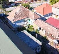 PREDAJ - 4 izbový rodinný dom, Kráľov Brod - Rodinný dom v Kráľovom Brode s tradičnými strechami a dvorom v okolitej zástavbe.