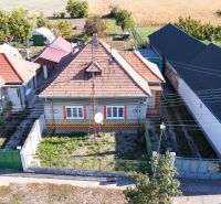 PREDAJ - 4 izbový rodinný dom, Kráľov Brod - Rodinný dom v Kráľovom Brode s priestranným dvorom a prístupovou cestou.