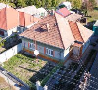 PREDAJ - 4 izbový rodinný dom, Kráľov Brod - Rodinný dom v Kráľovom Brode s terakotovou strechou a upraveným pozemkom.