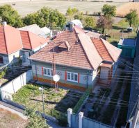 PREDAJ - 4 izbový rodinný dom, Kráľov Brod - Rodinný dom v Kráľovom Brode s tradičnou strechou, okolité záhrady a polia.