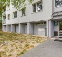 Real - H,s.r.o. ponúka na predaj útulný 2 izbový byt  Bratislava IV  - Vchod do bytového domu na Hanulovej ulici, Bratislava - Dúbravka s čiastočnou záhradou.