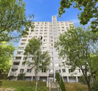 Real - H,s.r.o. ponúka na predaj útulný 2 izbový byt  Bratislava IV  - Bytový dom na Hanulovej ulici v Dúbravke obklopený zeleňou a modrou oblohou.
