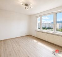 Veľký 3 izbový byt, výborná lokalita, panoramatické výhľady - Izba s veľkými oknami a podlahou s dreveným dekorom v 3-izbovom byte.