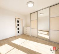 Veľký 3 izbový byt, výborná lokalita, panoramatické výhľady - Interiér 3-izbového bytu s podlahou s dreveným dekorom, vstavanou skriňou a komodou.
