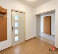 Veľký 3 izbový byt, výborná lokalita, panoramatické výhľady - Chodba 3-izbového bytu s vešiakom a podlahou s dreveným dekorom.