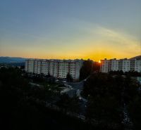 Veľký 3 izbový byt, výborná lokalita, panoramatické výhľady - Západ slnka nad panelákmi a cestou na Karpatskej v Banskej Bystrici.