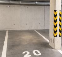 Kvalitne zariadený 2-izbový byt s loggiou, pivnič. kobkou, parkovaním - Podzemná garáž s betónovou podlahou a označením parkovacieho miesta číslo 20.
