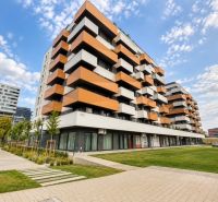 Kvalitne zariadený 2-izbový byt s loggiou, pivnič. kobkou, parkovaním - Mestská architektúra pri Muchovom námestí v Bratislave, vhodná pre dvojizbové byty.
