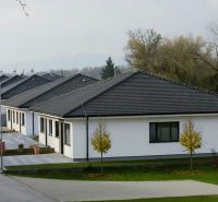 POSLEDNÝ VOĽNÝ DOM: 4i RD, 6a pozemok, Inovec, blízko D1 - Rodinné domy s tmavou strechou v Hôrke nad Váhom, obklopené zeleňou a cestou.