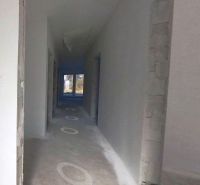Posledný 4i holodom v Inovci, pozemok 6a, 10min od NM - Chodba v rodinnom dome s nedokončenou podlahou a holými stenami.