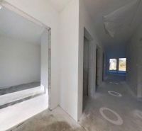 Posledný 4i holodom v Inovci, pozemok 6a, 10min od NM - Chodba s bielymi stenami a oknami v rodinnom dome.