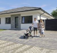 Posledný 4i holodom v Inovci, pozemok 6a, 10min od NM - Rodinný dom v Hôrke nad Váhom s rodinou na dlaždenej príjazdovej ceste.