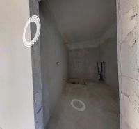 Posledný 4i holodom v Inovci, pozemok 6a, 10min od NM - Interiér rodinného domu s omietnutými stenami a vstavanými otvormi pre inštalácie.