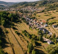PREDAJ: Pozemky pre rekreačnú chatu, 765 m² – Čierny Balog, Komov - Letecký pohľad na domy a lúky v Čiernom Balogu, Školskej ulici obklopené rekreačnými pozemkami.