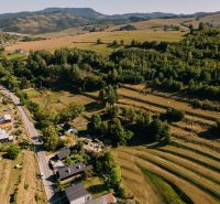 PREDAJ: Pozemky pre rekreačnú chatu, 765 m² – Čierny Balog, Komov - Letecký pohľad na krajinu v Rekreačných pozemkoch, Školská ulica, Čierny Balog, obklopenú zeleňou.