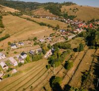 PREDAJ: Pozemky pre rekreačnú chatu, 765 m² – Čierny Balog, Komov - Pohľad zhora na domy a krajinu v Školskej ulici, Čierny Balog, Rekreačné pozemky.