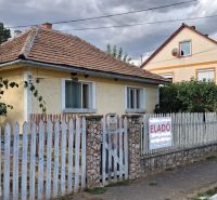 Na predaj rodinný dom v Tornyosnémeti - Rodinný dom v Tornyosnémeti s tehlovou strechou a farebným plotom.