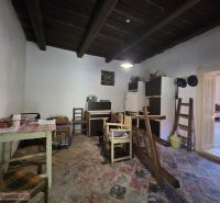 Rodinný dom na predaj Hejce - Rodinný dom s rustikálnym interiérom, dreveným stropom a farebnou dlažbou.