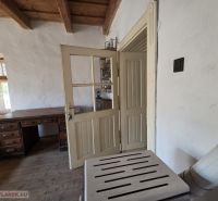 Rodinný dom na predaj Hejce - Interiér rodinného domu s masívnym stolom a rustikálnym dreveným stropom.