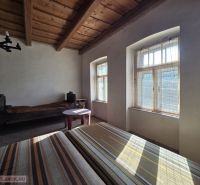 Rodinný dom na predaj Hejce - Izba v rodinnom dome s drevenými stropmi a prirodzeným svetlom.
