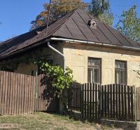 Rodinný dom na predaj Hejce - Starší rodinný dom v Hejciach so šikmou strechou a dreveným plotom.