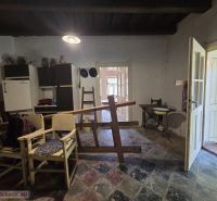 Rodinný dom na predaj Hejce - Interiér rodinného domu s jednoduchým zariadením a vidieckou atmosférou.