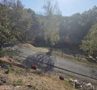 Rodinný dom na predaj Hejce - Pokojný exteriér rodinného domu v Hejce s upravenou záhradou a spevnenou cestou.