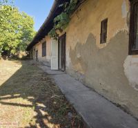Rodinný dom na predaj Hejce - Rodinný dom v Hejciach s potrebou renovácie, so starou omietkou a upravenou záhradou.