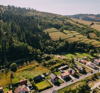 Pozemok pre výstavbu rodinných domov 3250 m2, Čierny Balog - Jánošovka - Letecký pohľad na pozemky na bývanie v Čiernom Balogu, Švermova, s okolitým lesom.