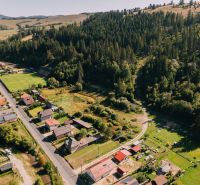 Pozemok pre výstavbu rodinných domov 3250 m2, Čierny Balog - Jánošovka - Letecký pohľad na pozemky pre bývanie v Čiernom Balogu na Švermovej ulici obklopené lesmi.
