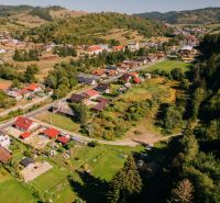 Pozemok pre výstavbu rodinných domov 3250 m2, Čierny Balog - Jánošovka - Letecký pohľad na Švermovu ulicu v Čiernom Balogu s pozemkami na bývanie.