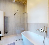 Palisády - staromestský nadštandardne rekonštruovaný byt - Kúpeľňa s vaňou a sprchou, regály a výhľad na ulicu Flöglova, 3-izbový byt.