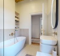 Palisády - staromestský nadštandardne rekonštruovaný byt - Kúpeľňa vo 3-izbovom byte, na ulici Flöglova, s vaňou a sprchovacím kútom.
