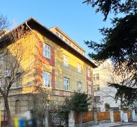 Palisády - staromestský nadštandardne rekonštruovaný byt - Na ulici Flöglova, tehlový dom obkolesený stromami, možný 3-izbový byt.
