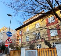 Palisády - staromestský nadštandardne rekonštruovaný byt - Budovy na ulici Flöglova, aj s dopravnými značkami, tvorené stromy.