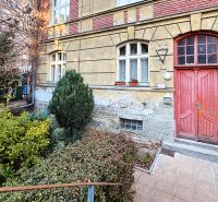 Palisády - staromestský nadštandardne rekonštruovaný byt - Budova s červenými dverami, predzáhradka na ulici Flöglova, blízko 3-izbového bytu.