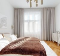 Palisády - staromestský nadštandardne rekonštruovaný byt - Svetlá spálňa so závesmi, posteľou a komodou; 3-izbový byt na ulici Flöglova.