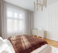 Palisády - staromestský nadštandardne rekonštruovaný byt - Spálňa s veľkou posteľou a svetlými závesmi v 3-izbovom byte na ulici Flöglova.