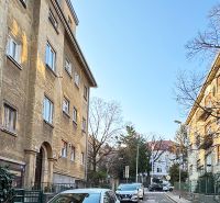 Palisády - staromestský nadštandardne rekonštruovaný byt - Fotka zachytáva ulicu s historickými budovami, autami a stromami na ulici Flöglova.