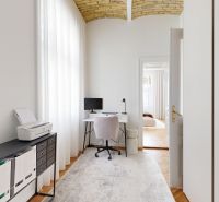 Palisády - staromestský nadštandardne rekonštruovaný byt - Interiér s pracovným stolom, závesmi a tehlovým oblúkom na ulici Flöglova, 3-izbový byt.