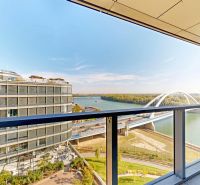 Eurovea Tower – terasa, garážové státie, klimatizácia, Downtown - Výhľad z 2-izbového bytu na Pribinovej ulici v Bratislave s mostom a riekou.