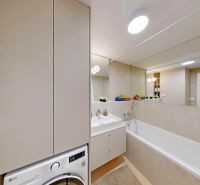 Eurovea Tower – terasa, garážové státie, klimatizácia, Downtown - Kúpeľňa v 2-izbovom byte s vaňou, práčkou a zrkadlom, jednoduchý dizajn.