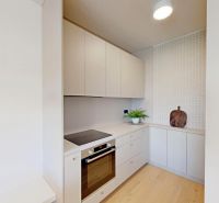 Eurovea Tower – terasa, garážové státie, klimatizácia, Downtown - Kuchyňa v 2-izbovom byte s bielymi skrinkami a podlahou s dreveným dekorom.