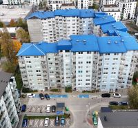 RIVERS | Nebytový priestor v Dúbravke na predaj - Panelové domy s modrou strechou a parkoviskami v Bratislave - Dúbravke na Agátovej.