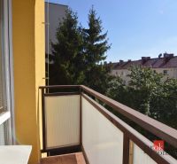 Svetlý a teplý 2-izbový byt s balkónom v centre Spišskej Novej Vsi (52 - Balkón v 2-izbovom byte na Fraňa Kráľa v Spišskej Novej Vsi s výhľadom na zeleň.