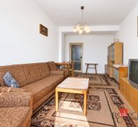 Svetlý a teplý 2-izbový byt s balkónom v centre Spišskej Novej Vsi (52 - Obývacia izba s hnedým gaučom, konferenčným stolíkom a televízorom v 2-izbovom byte.