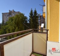 Svetlý a teplý 2-izbový byt s balkónom v centre Spišskej Novej Vsi (52 - Balkón z 2-izbového bytu na Fraňa Kráľa v Spišskej Novej Vsi s výhľadom na zeleň.