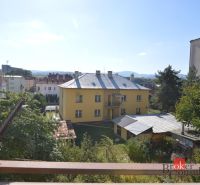 Svetlý a teplý 2-izbový byt s balkónom v centre Spišskej Novej Vsi (52 - Výhľad z 2-izbového bytu na Fraňa Kráľa v Spišskej Novej Vsi, obklopený zeleňou.